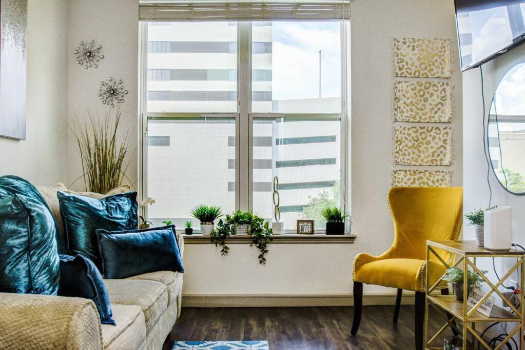 Luxury Living Downtown Kingbed. Daire Houston