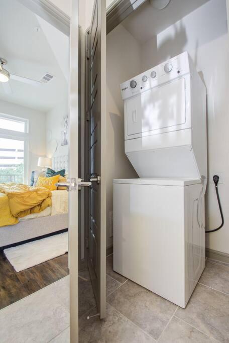 Luxury Living Downtown Kingbed. Daire Houston