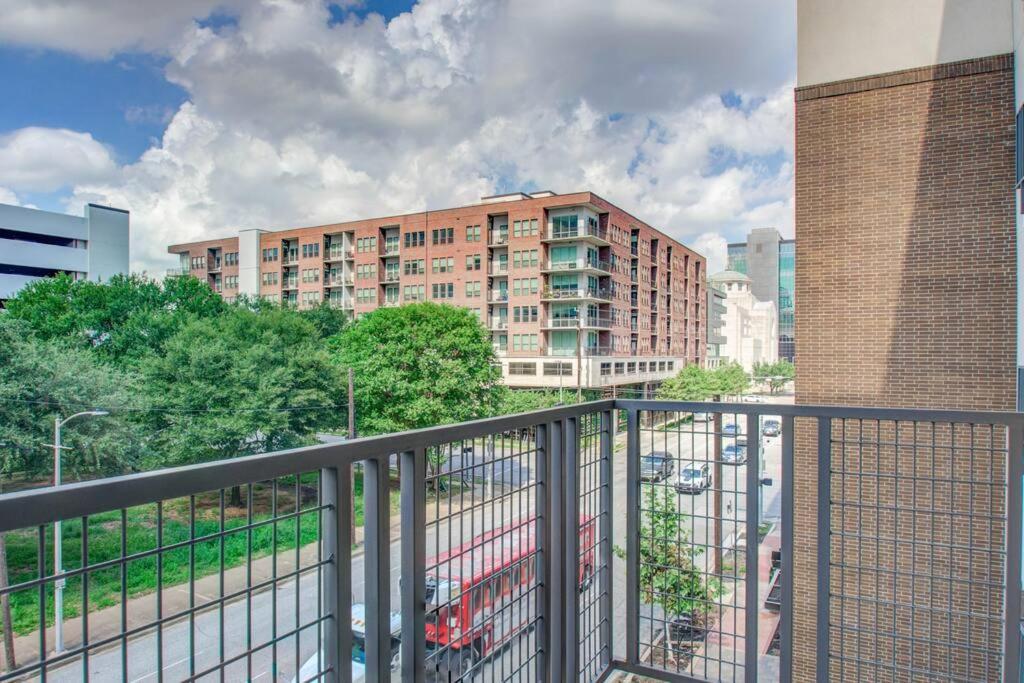 Luxury Living Downtown Kingbed. Daire Houston