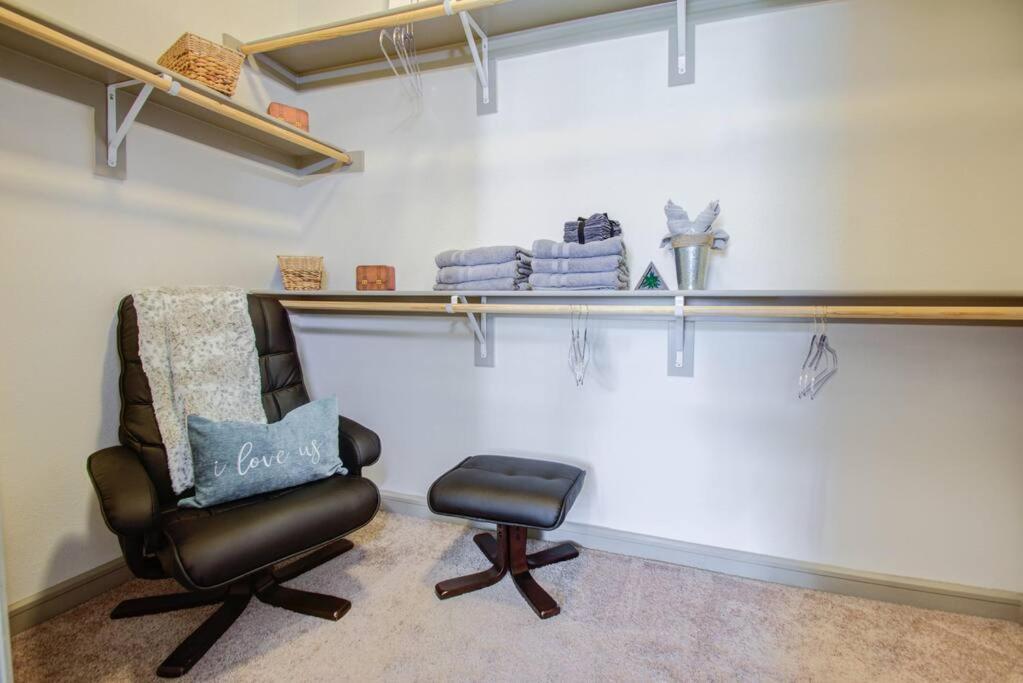 Luxury Living Downtown Kingbed. Daire Houston